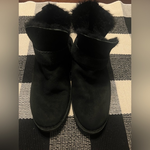 UGG McKay Women's Boots 10 Black Suede Sheepskin Pull-on Ankle Booties 1012358 - Picture 2 of 7